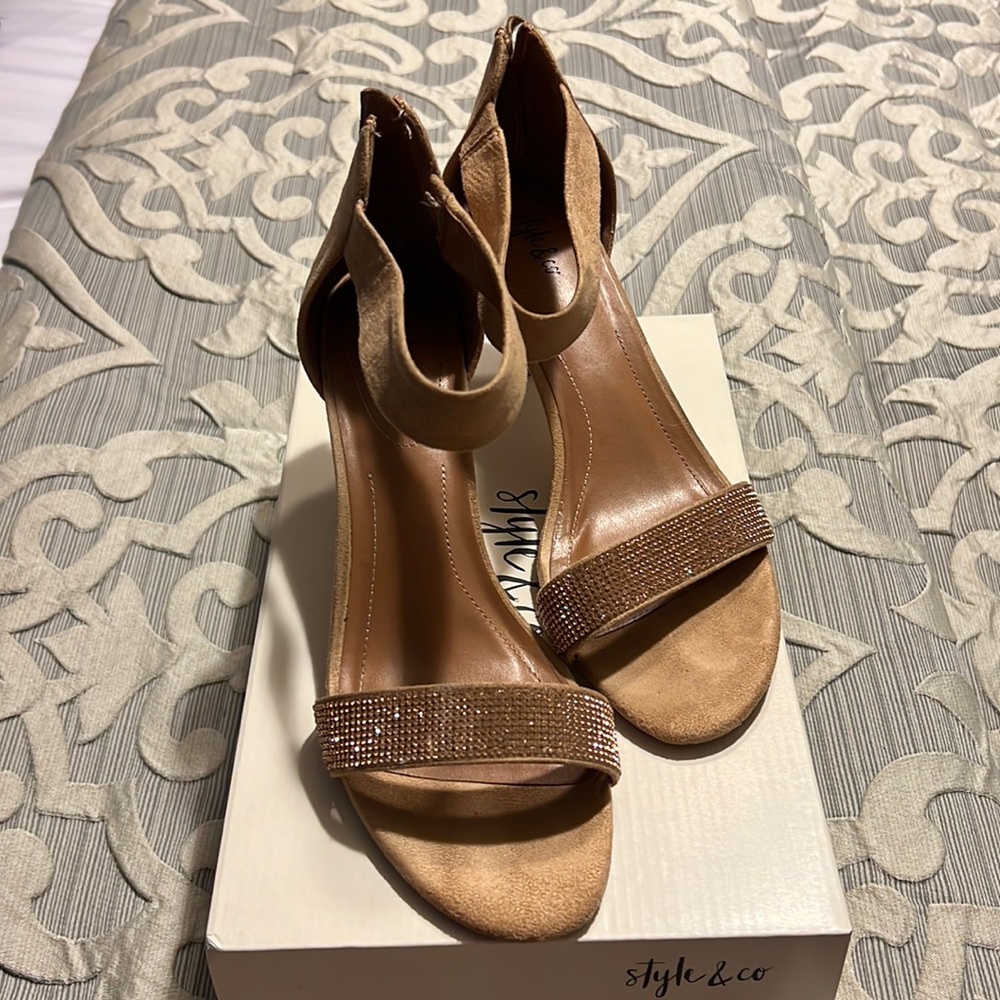Perfect neutral heel for an evening out